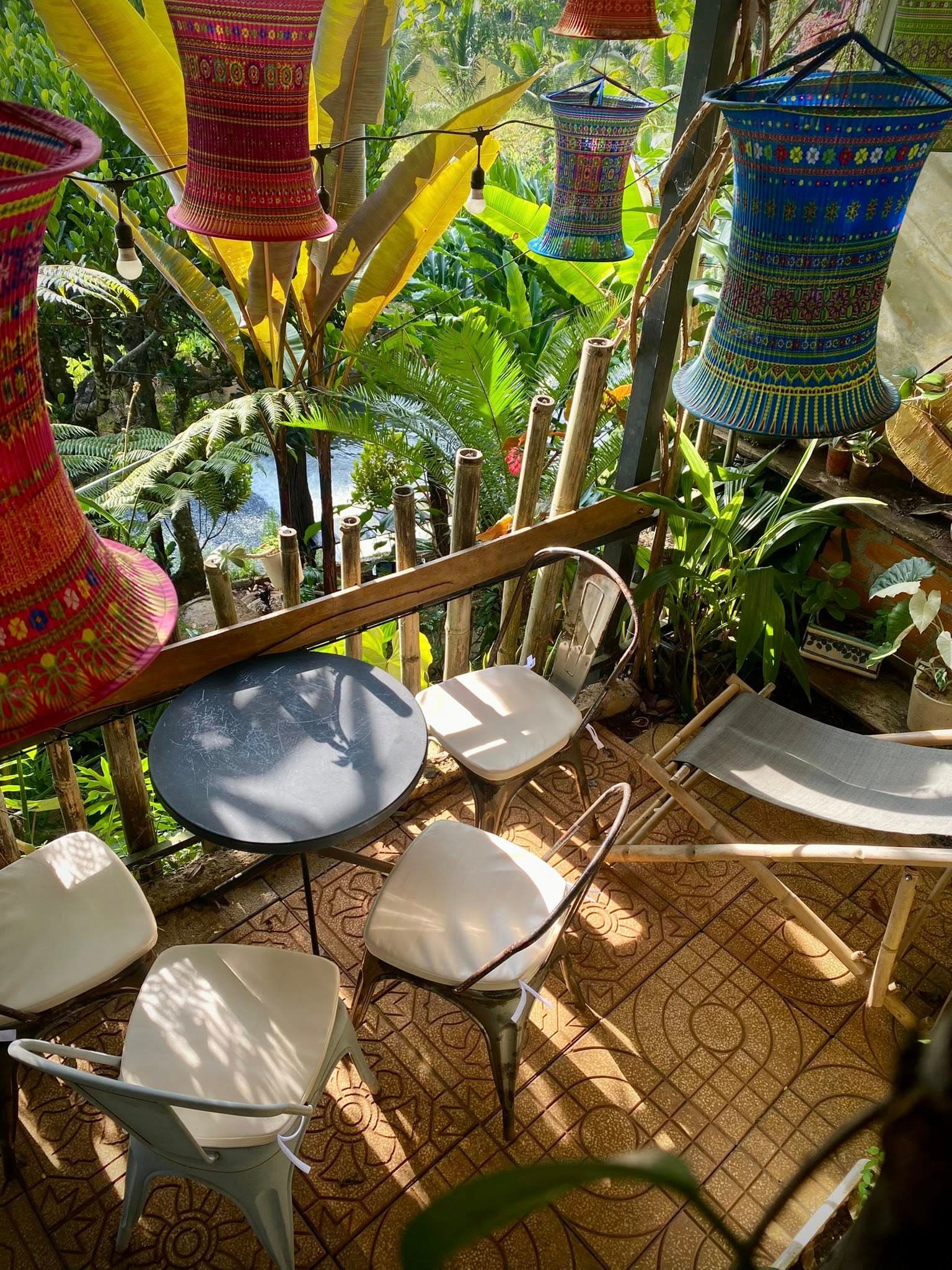Hiên Gỗ Mộc Đón Nắng Sớm