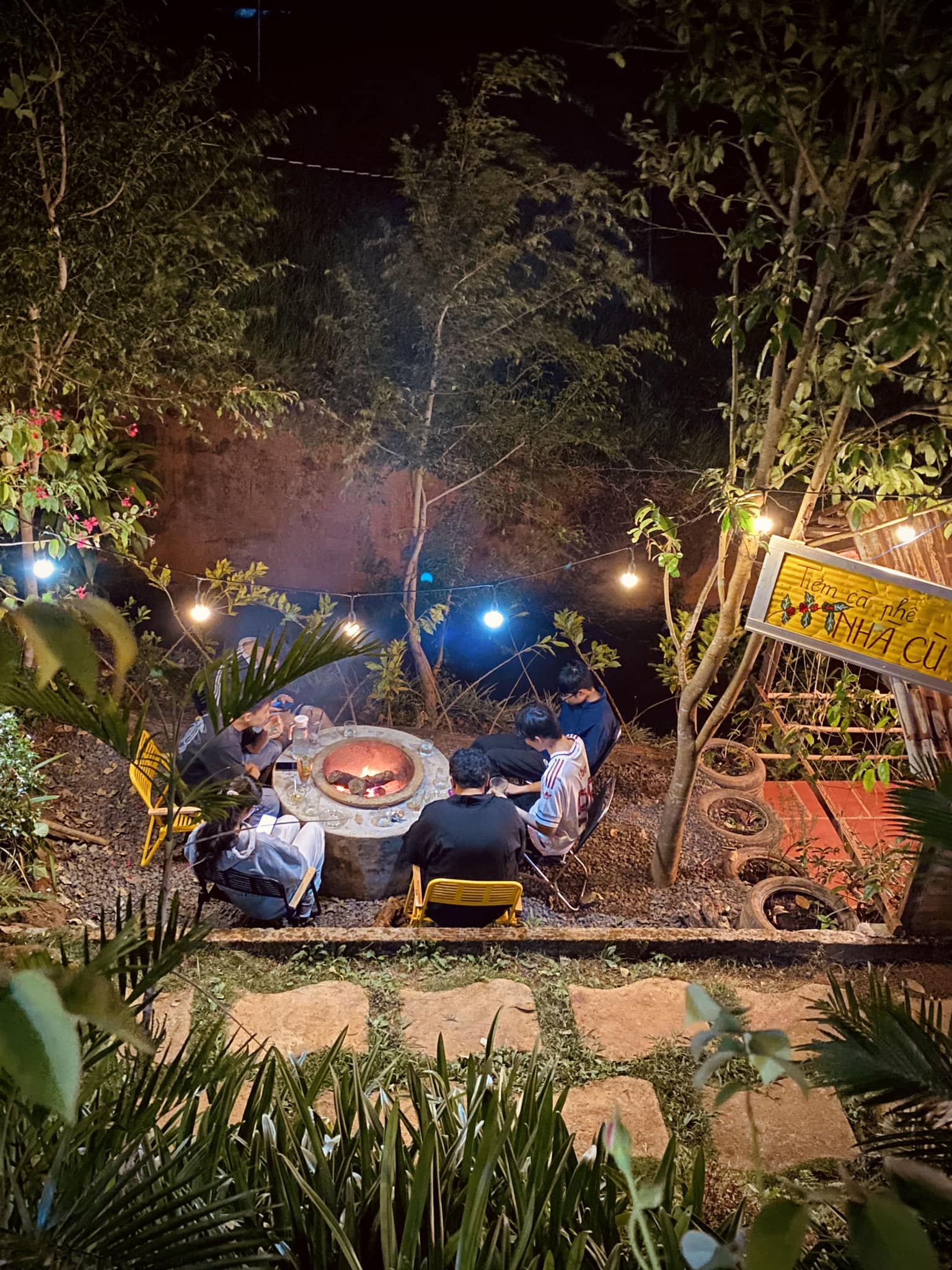 Hiên Trà Gỗ Rợp Bóng Mát Trưa Hè