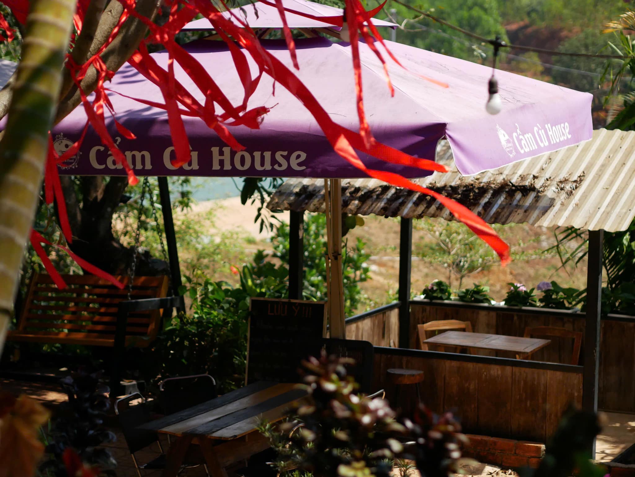 Dù Tím Cẩm Cù House & Xích Đu Gỗ
