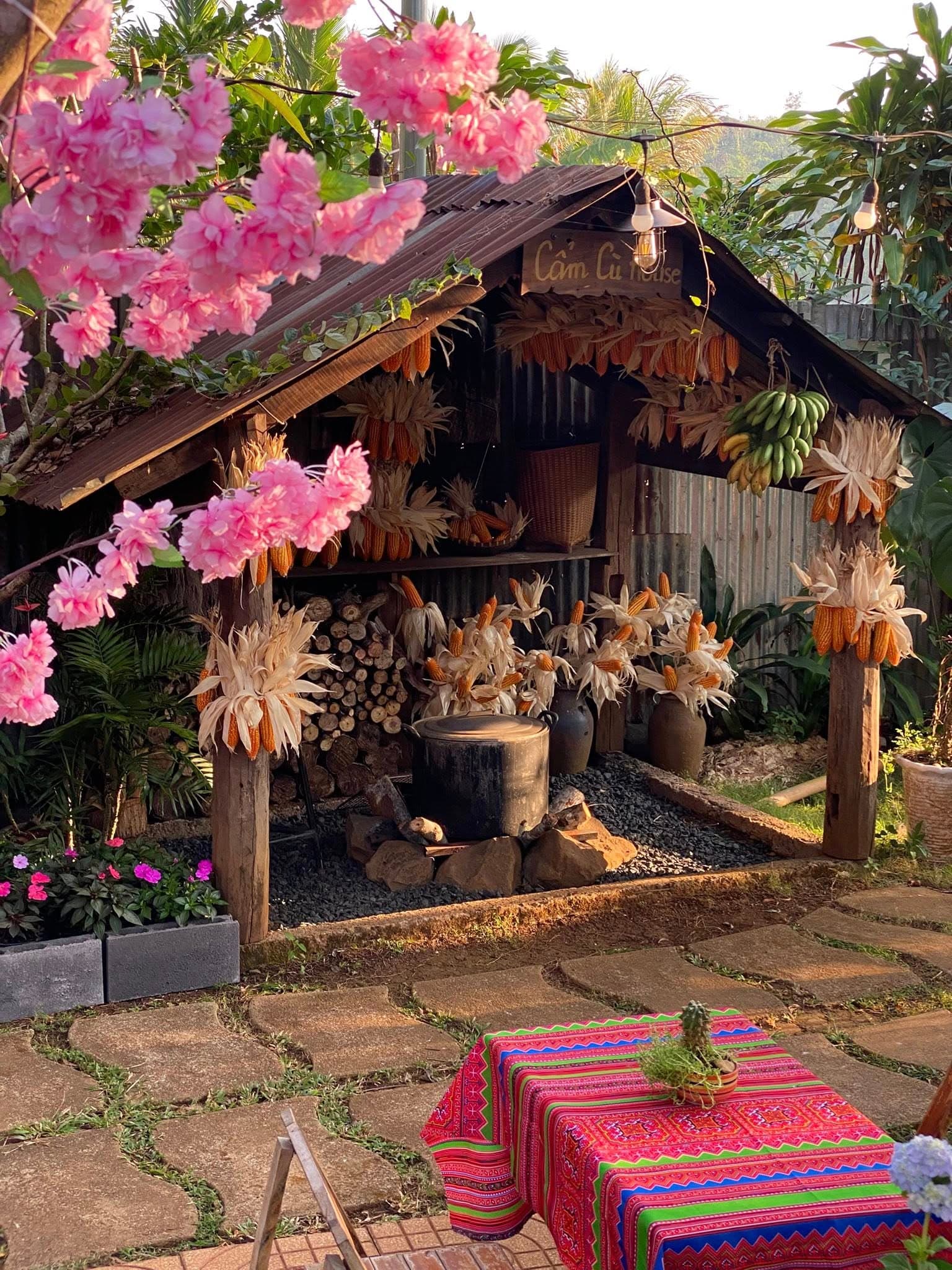 Bàn Khăn Thổ Cẩm Dưới Tán Hoa Đào & Bếp Cũ